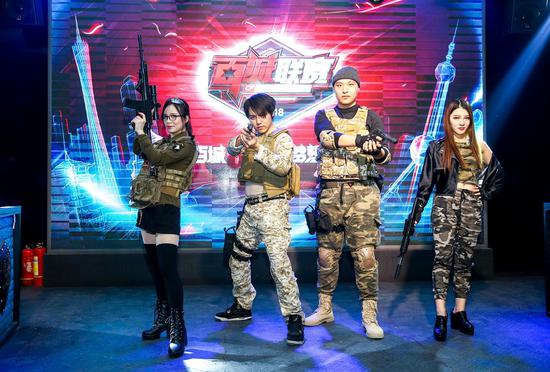 战斗歌曲开始了！ Ale 的雷霆击杀了 Xiaohu ，而 Xiaotian 呼吸着Maokai窒息了双方，进入最后一轮