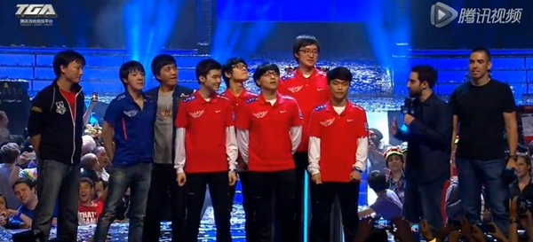 这是Quesanti！ TheShy 坚持住1v3 JIEJIE 刺穿 Ninjas in Pyjamas Invictus Gaming 赢得了第一局